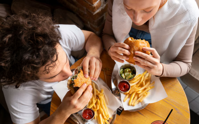 ¿Los alimentos ultraprocesados pueden ser adictivos? La ciencia explica por qué cuesta tanto dejar las papas fritas, galletas y refrescos