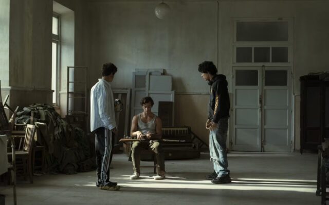 Lanzan el tráiler de ‘La Bola Negra’, la película queer que conquistó Cannes