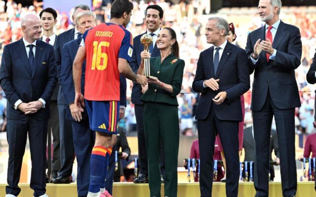 Sheinbaum entrega el Balón de Oro en la final del Mundial 2026