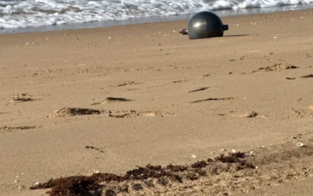 Misteriosas esferas metálicas aparecen en una playa de Australia y serían restos de un cohete espacial