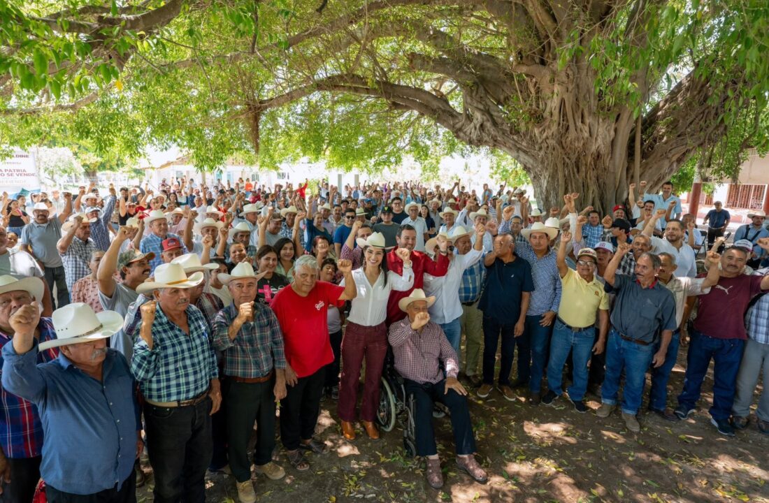 Geraldine Ponce con habitantes de Nayarit durante un encuentro ciudadano