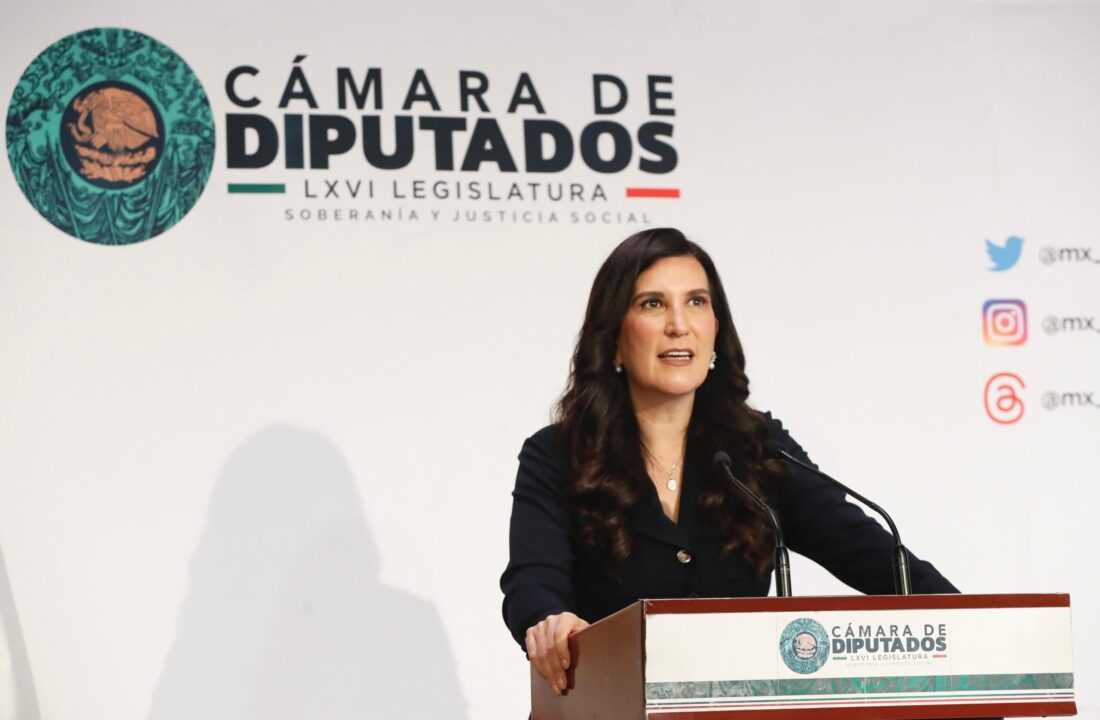 Kenia López Rabadán ofrece un mensaje en la Cámara de Diputados