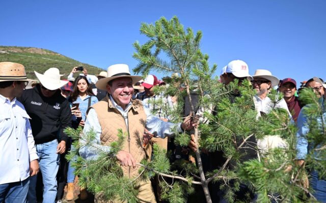 David Monreal se suma desde el Ecoparque a la Jornada Nacional de Reforestación