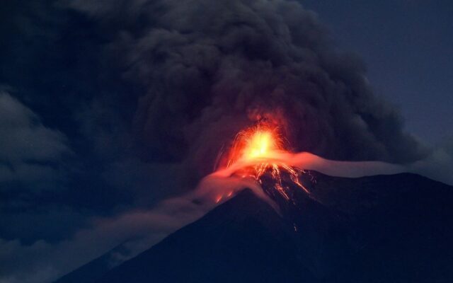 Volcán de Fuego reduce su actividad, pero Guatemala mantiene alerta