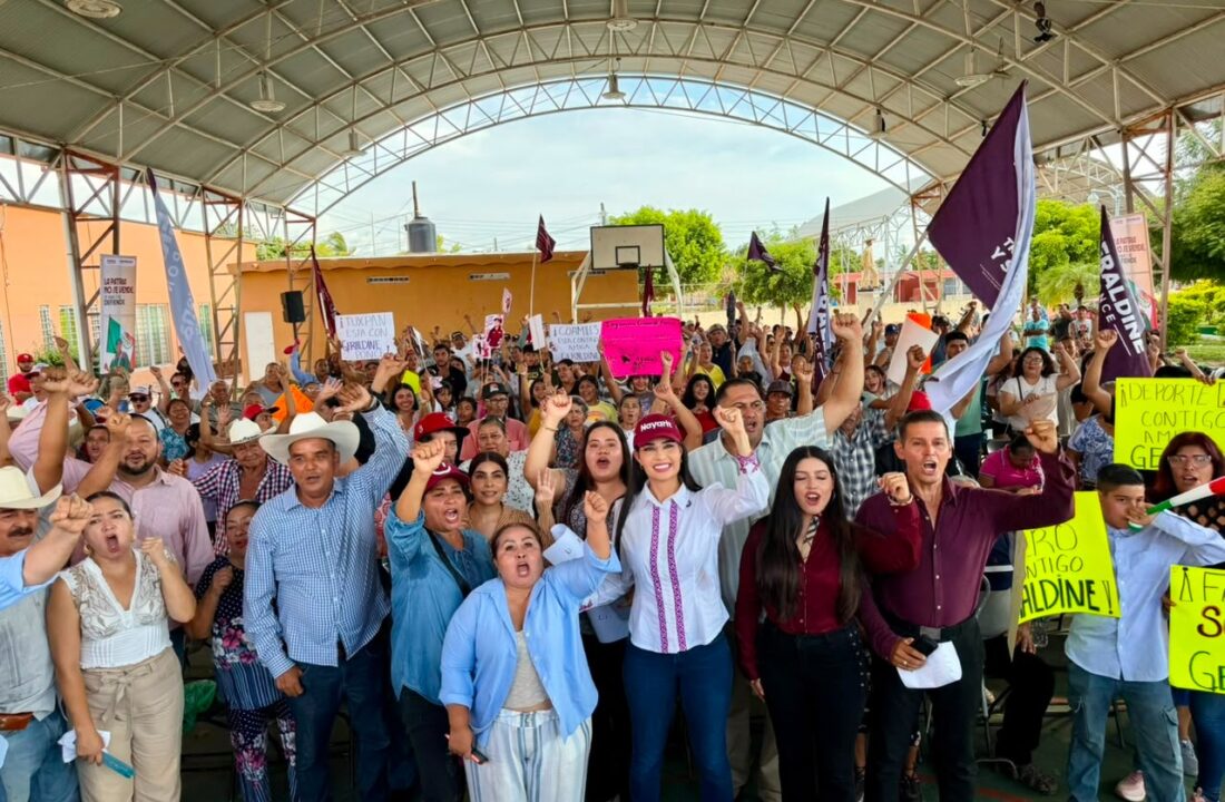 Geraldine Ponce junto a campesinos y productores durante una asamblea en Nayarit
