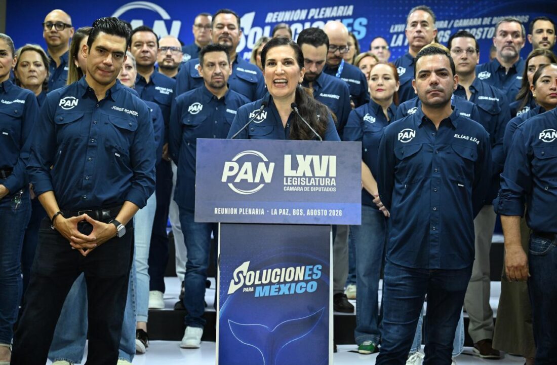 Kenia López Rabadán habla ante legisladores del PAN en una reunión plenaria en La Paz