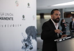 Arturo Ávila acusa uso político de alcaldías en foros conservadores