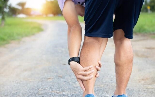 Calambres musculares: estos hábitos pueden ayudar a prevenirlos y qué hacer cuando aparece el dolor