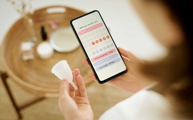 ¿Las mujeres que viven juntas sincronizan su menstruación? Esto dice realmente la ciencia