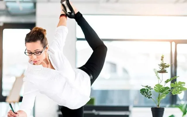 Levantarse del escritorio sí puede mejorar el trabajo: la ciencia revela el poder de los microdescansos