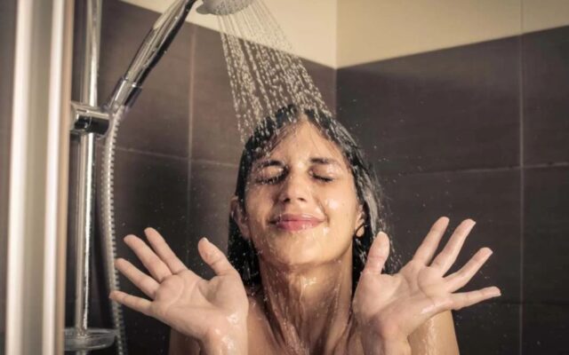 ¿Es mejor bañarse por la mañana o por la noche? Esto dicen los dermatólogos