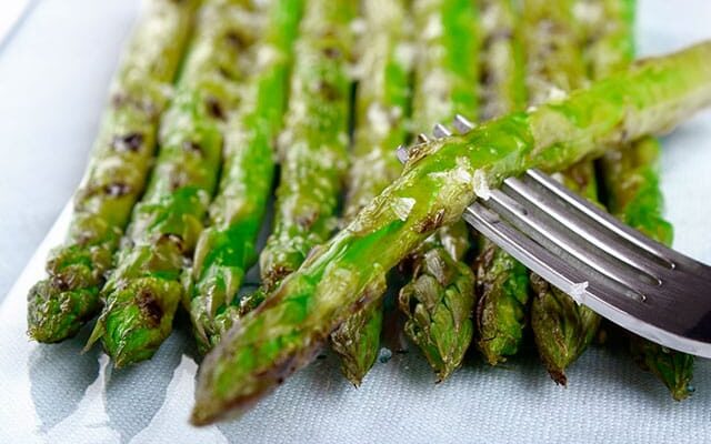 Espárragos y otras verduras: por qué los prebióticos ganan terreno en la salud intestinal