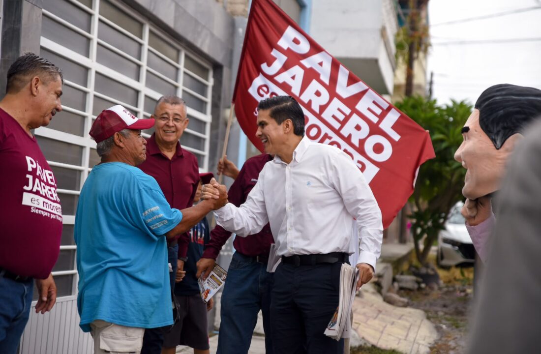 Pável Jarero conversa con vecinos durante un recorrido por la colonia Amado Nervo de Tepic