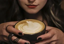 ¿Por qué a algunas personas el café no les quita el sueño? La ciencia explica qué pasa con la cafeína