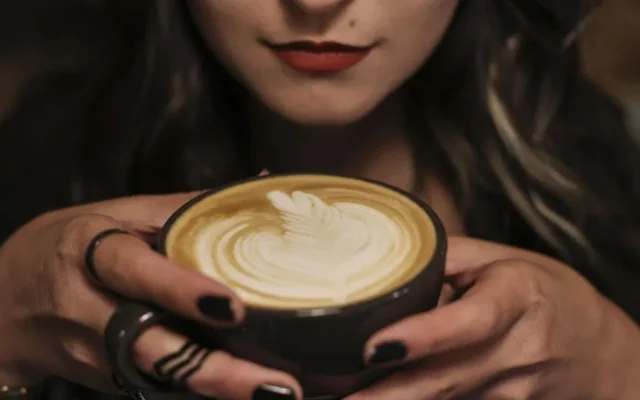 ¿Por qué a algunas personas el café no les quita el sueño? La ciencia explica qué pasa con la cafeína