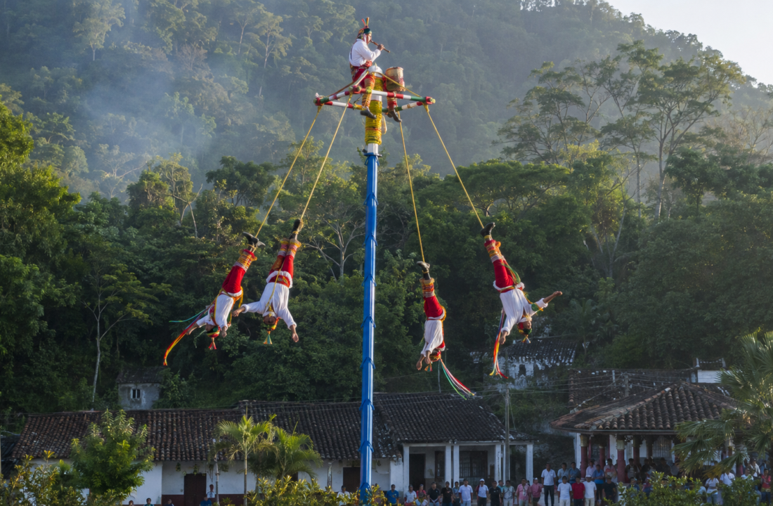 Ceremonia Ritual de los Voladores en una comunidad totonaca de Veracruz.