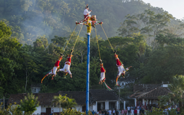 Voladores de Papantla: el rito que une cielo, tierra y comunidad