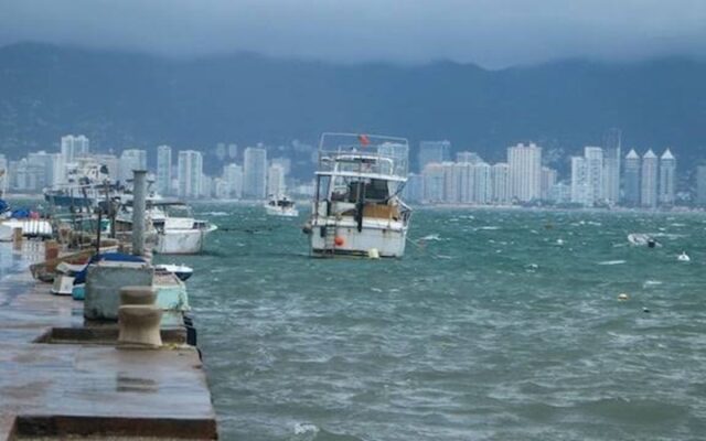 Marina cierra puertos ante avance del huracán Polo
