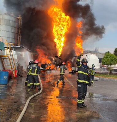 Explosión en Tlalnepantla: 1 muerto y 3 heridos graves por tanques de diésel.