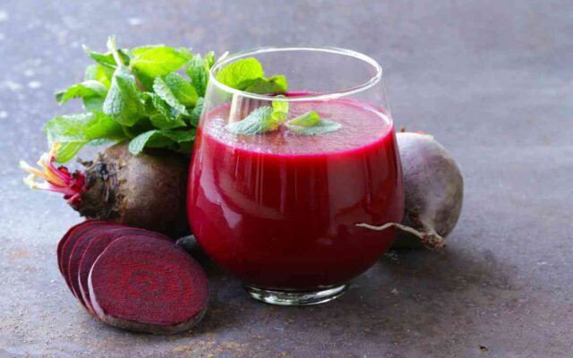 Jugo de betabel: el hábito diario que podría ayudar a bajar la presión arterial en adultos mayores